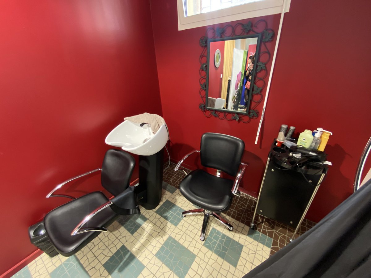 🟢🚿 LAVERIE  🚿🟢

Les derniers bains douches de la ville de Lyon sont situés rue Benjamin Delessert à Gerland.

👉 Initialement construits en 1932 pour les habitants de la Cité jardin, ils accueillent désormais une laverie solidaire pour toutes et tous, sans justification….