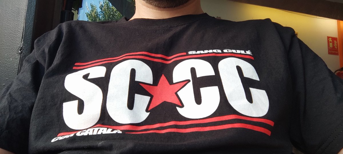 Lluis_Ol's tweet photo. Fa una dies, els grans @sangculeoficial em van fer arribar les samarretes que els vaig demanar. Moltes gràcies!! Aquí la tinc #sangcule #corcatala https://t.co/perlBE3qJx