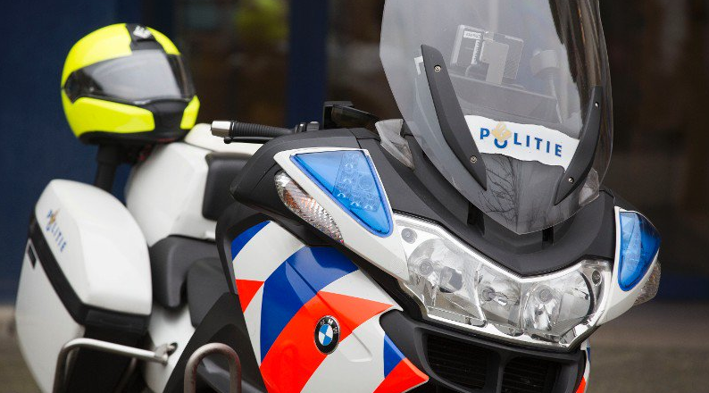 Vanochtend is een collega op de motor betrokken geraakt bij een verkeersongeval op de Helftheuvelweg in ’s-Hertogenbosch. Hij is in botsing gekomen met een auto. De collega is met een ambulance naar het ziekenhuis vervoerd voor verdere behandeling, de bestuurder... 1/2