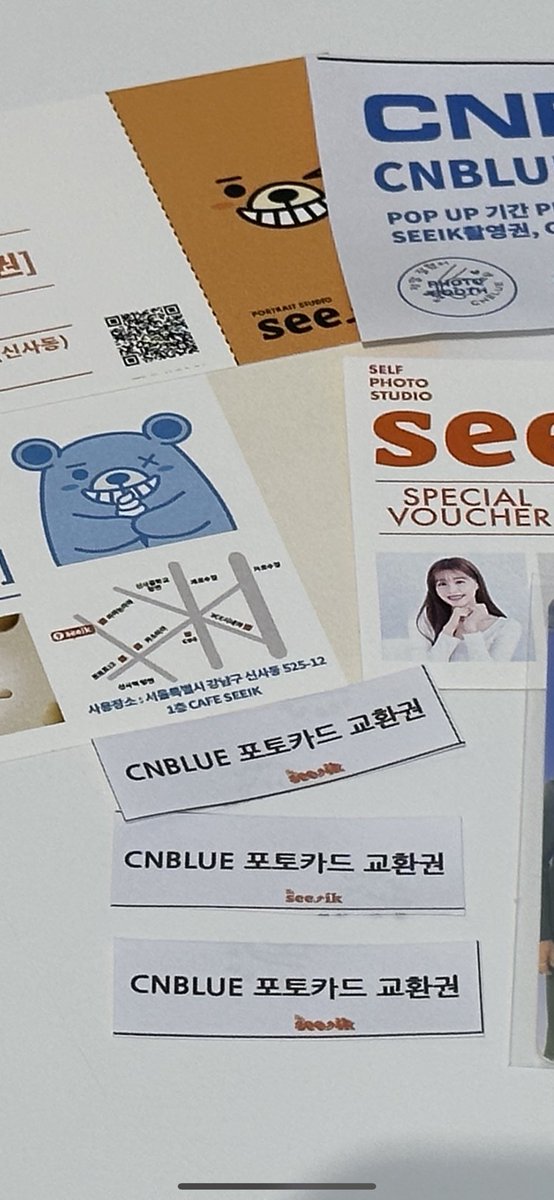 bbluerring's tweet photo. 씨엔블루 팝업 씨잌)
-아이스크림 0.68(1회)
-1층 포토 0.6(1회)
-2층 포토1.3(2회)
-3층 포토1.4(2회)
*2,3층 사진은 출력시+0.4

-럭드총6회 개인포카4개,할인권(음료,사진 할인권/양면)2개 
-개인포카 소진으로 3개는 재입고 되면 받기로하고 1개는 단체포카로
-스탬프3개->단체포카,사진이용권 https://t.co/uFWZGoawtP