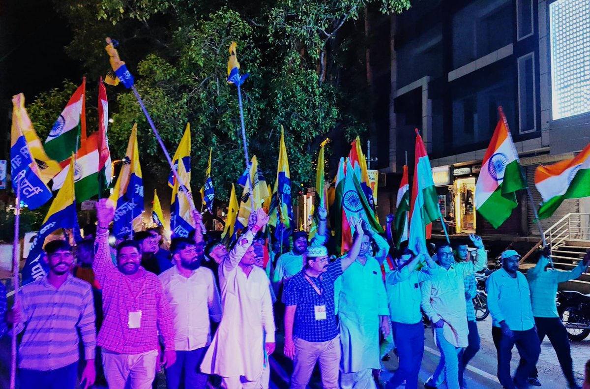 NaveenPaliwal_'s tweet photo. सीकर विधानसभा में आम आदमी पार्टी की तिरंगा रैली में जो जनसैलाब उमड़ा है, उससे ये साफ़ जाहिर हो गया कि अब राजस्थान भी मांगे ईमानदार सरकार, जानदार सरकार और शानदार सरकार !
प्रदेश की जनता @AamAadmiParty को एक नए बेहतर विकल्प और उम्मीद की तरह देख रही है। https://t.co/aphFEHRp04