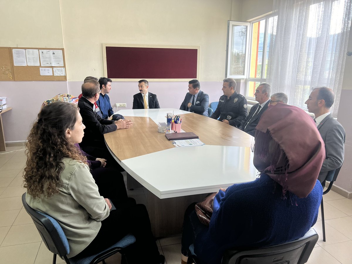 Kaymakamımız Sayın Burak SERTTAŞ, ilgili kurum amirleri ile birlikte ilçemizde bulunan Şehit Komiser Mehmet Nuri KOCABIYIK
ve Şehit Polis Memuru Fatih Esin ERTÜRK’e ait Aziz Şehitlerimizin kabirlerini ve yakınlarını ziyaret etti.
Aziz ruhları şad olsun. 🇹🇷