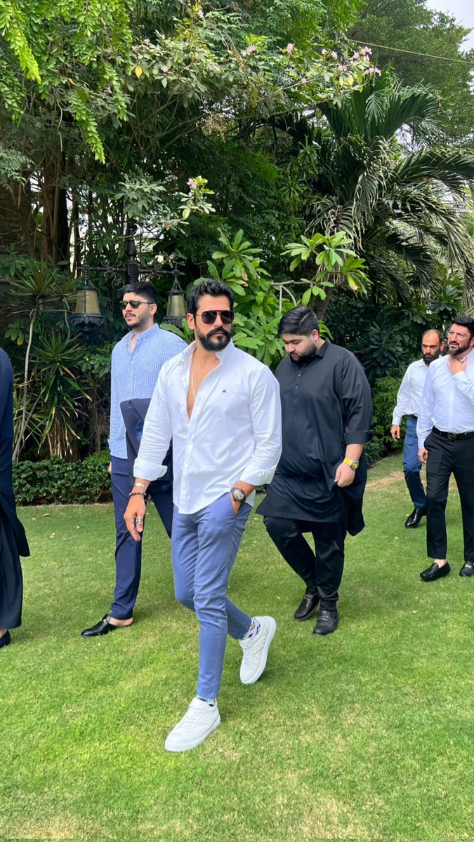 PTANews_'s tweet photo. The famous Turkish Actor, Burak Özçivit aka Osman from the epic series #KuruluşOsman has been offered an extremely warm welcome from Pakistanis.
@burakozcivit @Kurulusosmanatv
#TwoStatesOneNation🇵🇰🇹🇷 https://t.co/oeUJGJ0K8L