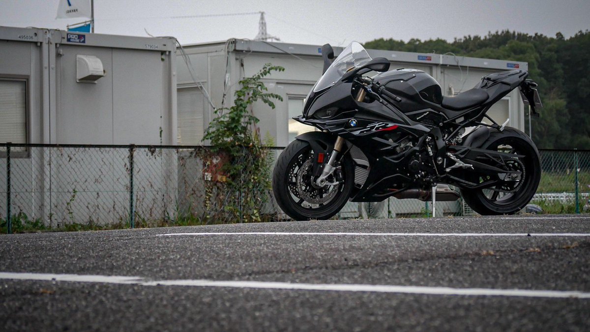 hikkieworks's tweet photo. 本日BMW S1000RR納車しました🎉

初めてのリッターSSは超緊張しましたが憧れのバイクついにゲットしました☺️

これからはZX-6R、S1000RR、FK8とよろしくやっていこうと思います‼︎‼︎

#s1000rr
#zx6r
#civicTypeR
#納車 https://t.co/JxiWZBNkqE
