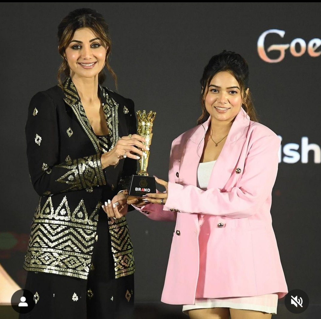 TheKhabriTweets's tweet photo. #ManishaRani wins Reality Show Entertainer of the Year award, Presented by #ShilpaShetty https://t.co/eulSxPImY5