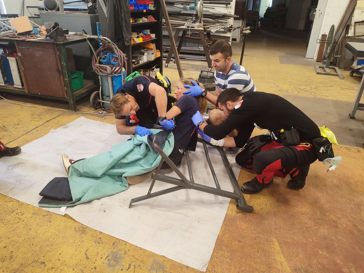 Explosion avec projection de morceaux métalliques au programme de cette mise en situation pour Manu et Max.
#teamrescue #sdis44traumateam #pompiers #sapeurspompier #pompiersdefrance #spp #spv #worldrescuechallenge #suap #secoursapersonne #vigilidelfuoco #bombeiros #bomberos