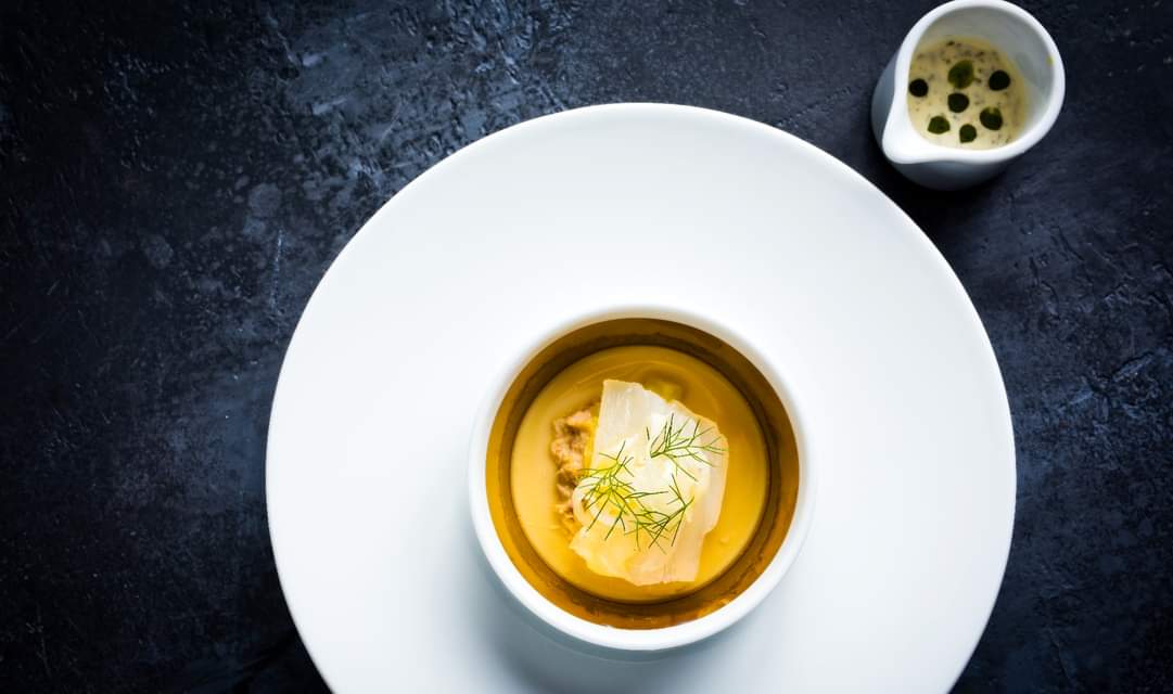 PlasDinas's tweet image. Citrus cured turbot, Anglesey crab custard, apple, fennel, laverbread broth

#TheGunroomRestaurant #NorthWales #OctoberMenu #LocalProduce #MichelinGuide #Foodie #finedining