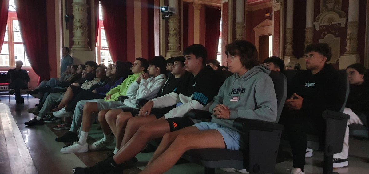 Agapi (Asoc. Galega de Produtoras Independentes) (@agapi_comunica) on Twitter photo Continuamos co proxecto Educa Audiovisual!
👩🎓🎬 Esta sesión tivo lugar no IES Ramón Otero Pedrayo de Ourense da man deChema Gagino
(<a href="/RecreaFilms_/">Recrea Films</a> ), que presentou 'A dobraxe en galego, un modelo de normalización'. Máis información do programa: agapi.gal/continua-o-pro… Continuamos co proxecto Educa Audiovisual!
👩🎓🎬 Esta sesión tivo lugar no IES Ramón Otero Pedrayo de Ourense da man deChema Gagino
(<a href="/RecreaFilms_/">Recrea Films</a> ), que presentou 'A dobraxe en galego, un modelo de normalización'. Máis información do programa: agapi.gal/continua-o-pro…