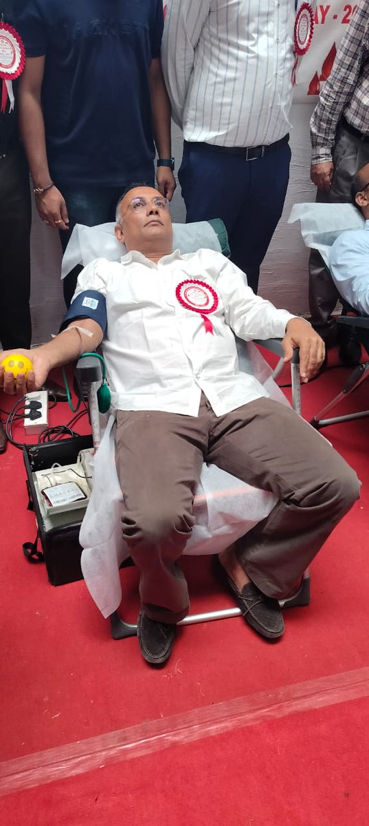 DHFWKA's tweet photo. ತಮ್ಮ ಜನ್ಮದಿನದ ಪ್ರಯುಕ್ತ ಮಾನ್ಯ ಆರೋಗ್ಯ ಮತ್ತು ಕುಟುಂಬ ಕಲ್ಯಾಣ ಸಚಿವರಾದ ದಿನೇಶ್ ಗುಂಡೂರಾವ್ ಅವರು ಇಂದು ಲಯನ್ಸ್ ರಕ್ತ ನಿಧಿಯಲ್ಲಿ ಸ್ವಯಂ ಪ್ರೇರಿತರಾಗಿ ರಕ್ತದಾನ ಮಾಡುವ ಮೂಲಕ ಎಲ್ಲರಿಗೂ ಪ್ರೇರಣೆಯಾದರು. 

ಇನ್ನೊಬ್ಬರ ಆರೋಗ್ಯ ರಕ್ಷಣೆಗೆ ನೆರವಾಗಲು ನೀವೂ ರಕ್ತದಾನ ಮಾಡಿ. ಇನ್ನೊಬ್ಬರ ಜೀವಕ್ಕೆ ನೆರವಾಗಿ.

#BloodDonation #DGR https://t.co/17YQFzoBLS