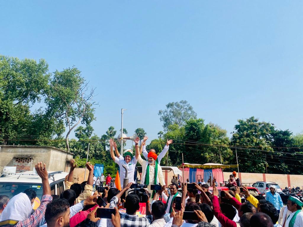 RakeshTikaitBKU's tweet photo. बिहार के जनपद औरंगाबाद के गांधी मैदान में आयोजित सभा में हिस्सा लिया और सभा को सम्बोधित किया।
बिहार सरकार मंडी व्यवस्था को बहाल करके किसानों को राहत देने का काम करें वरना एक बड़े आंदोलन की शुरुआत जल्द ही बिहार में होगी।
@OfficialBKU 
@bstvlive https://t.co/9yTgqvwQu9