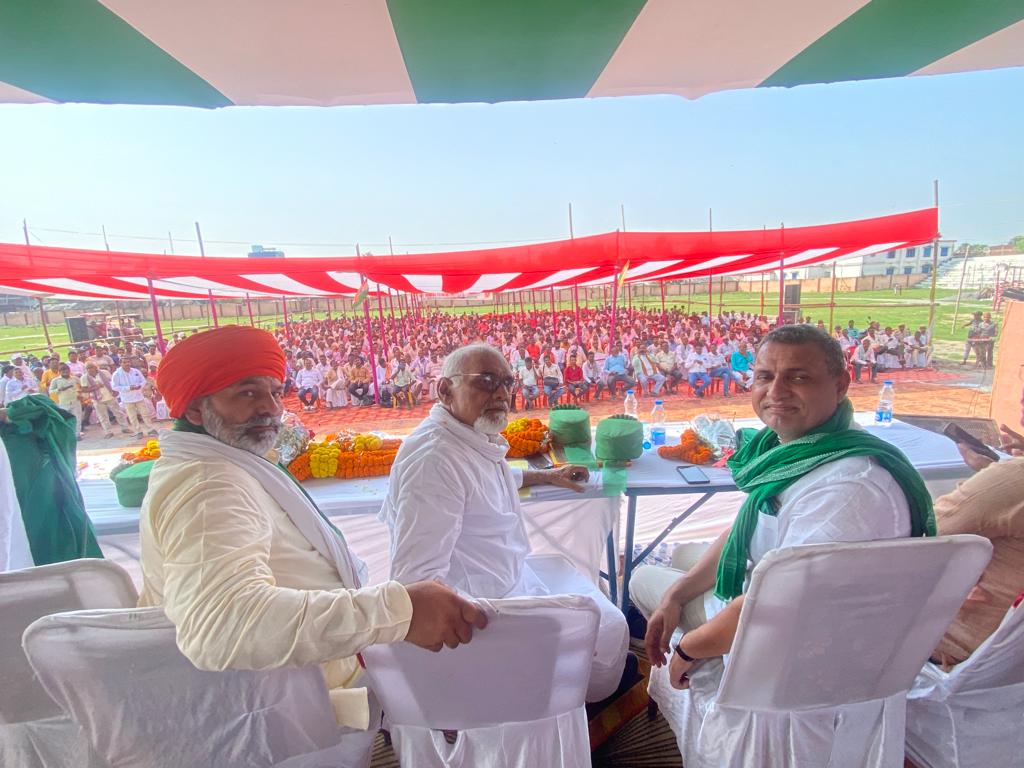 RakeshTikaitBKU's tweet photo. बिहार के जनपद औरंगाबाद के गांधी मैदान में आयोजित सभा में हिस्सा लिया और सभा को सम्बोधित किया।
बिहार सरकार मंडी व्यवस्था को बहाल करके किसानों को राहत देने का काम करें वरना एक बड़े आंदोलन की शुरुआत जल्द ही बिहार में होगी।
@OfficialBKU 
@bstvlive https://t.co/9yTgqvwQu9