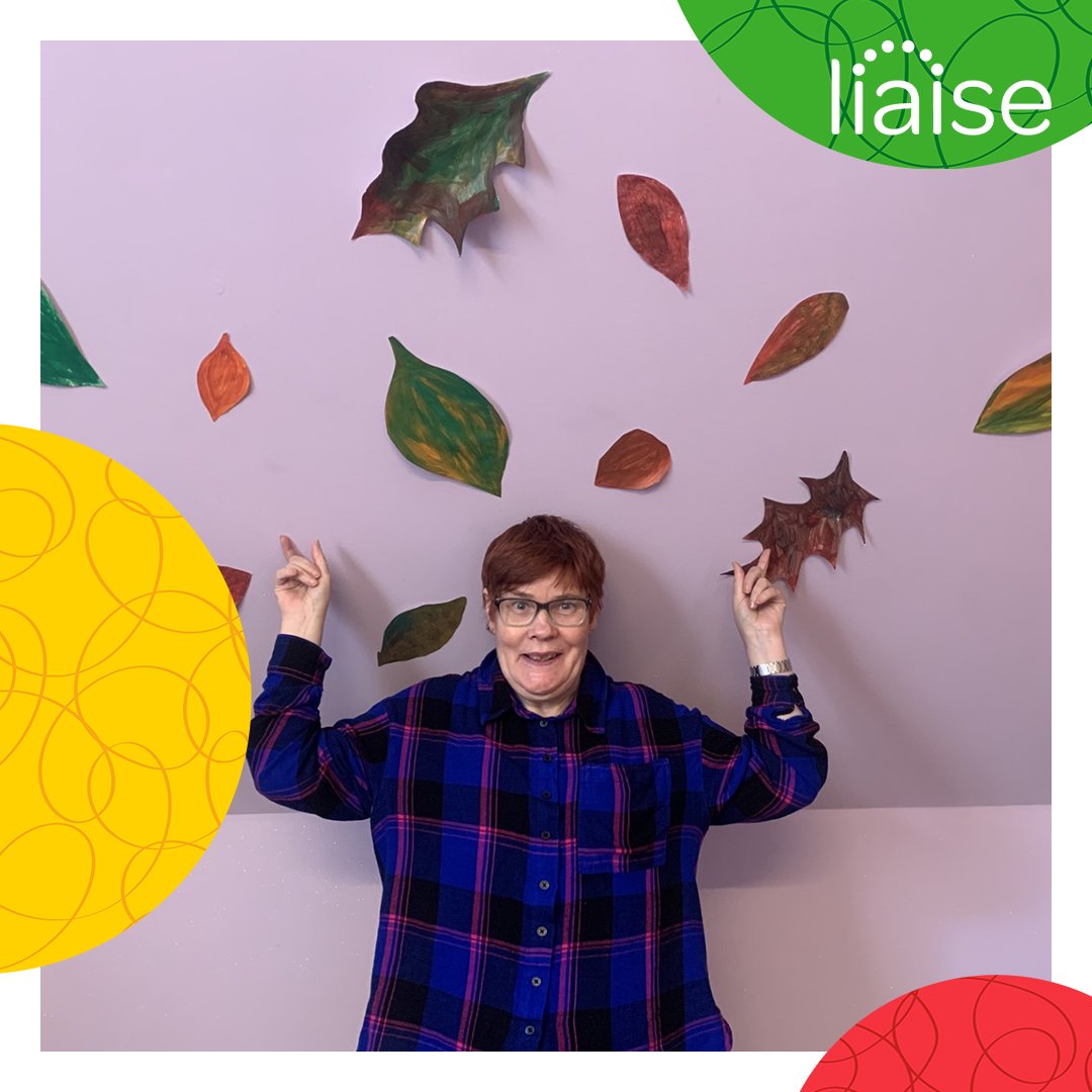 🍂🎨 Check out Janette's Nature-inspired Creations! After taking a stroll and collecting some beautiful autumnal leaves, she got out her paints - perfectly capturing the essence of autumn. Now her flat at Casarita has been turned into a work of art. 🖌️🍁 #NatureArt #Autumn