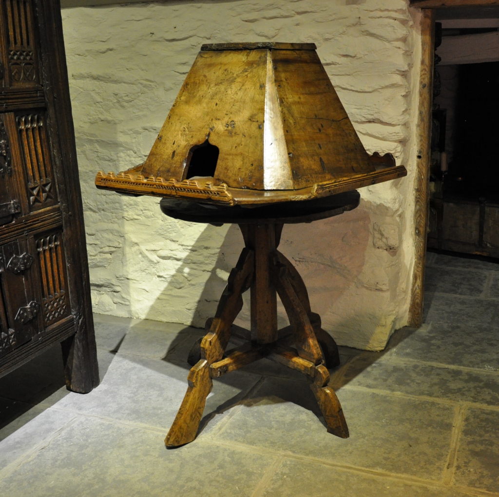 A truly rare 15th century norman walnut revolving bookstand. Circa 1480.

rb.gy/5mhcr

#revolvingbookstand #antiquebookstand #antiqueoaktable #antique #furniture