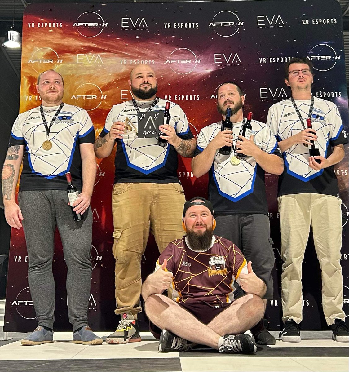 Thenaryon's tweet photo. Petite photo de l’équipe ! #afterh #esport https://t.co/fb8uRtiKhT