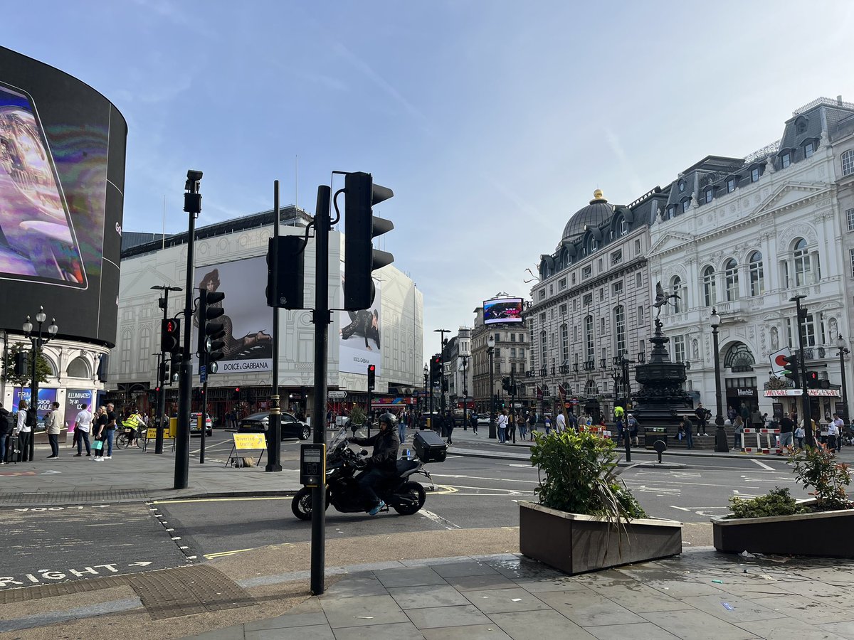 jazzyjen1986's tweet photo. Couldn’t leave London without a throwback
If you know you know!
#CODnostalgia #MW2019 https://t.co/djJubZWAqd