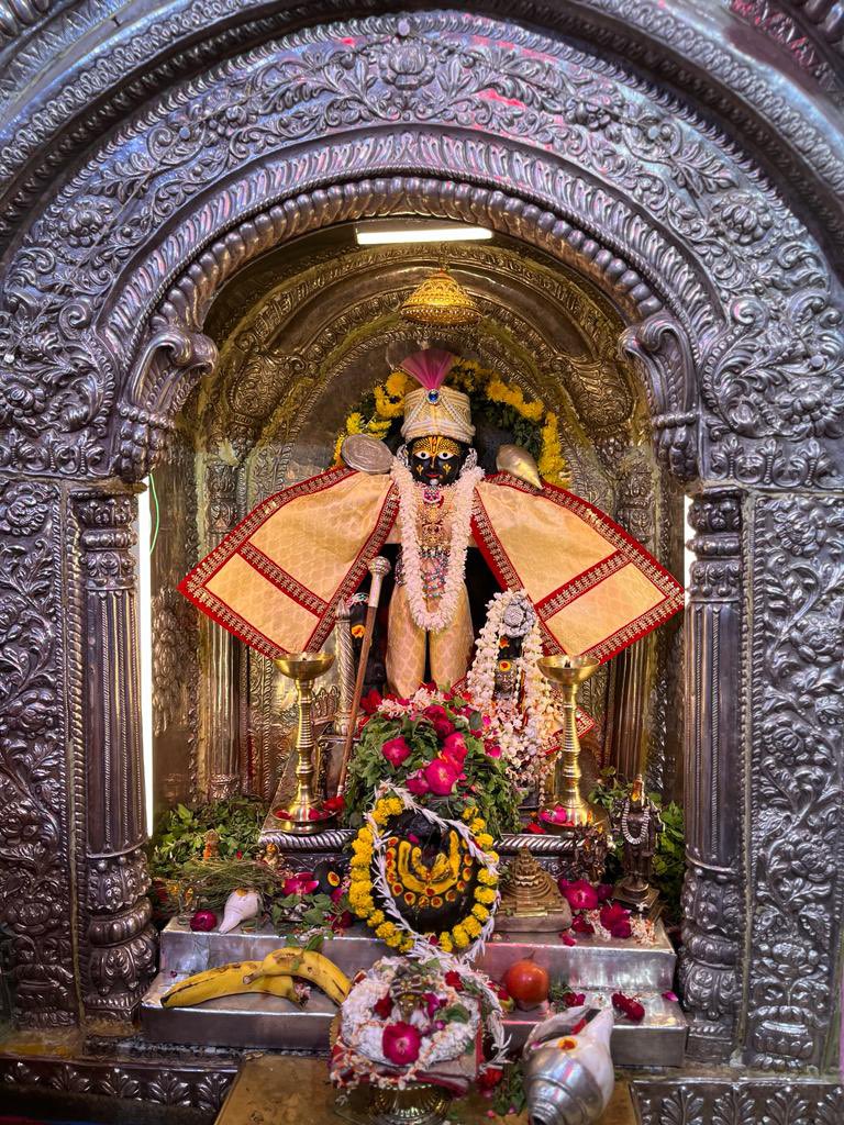 pranjani's tweet photo. Bindu madhavana ghattakke hoguve taare bindigeyaa.. #bindumadhava #vishnu 🙏 #panchgangaghat #varanasi #kashi #feelslikehome https://t.co/w1FzIczYsU