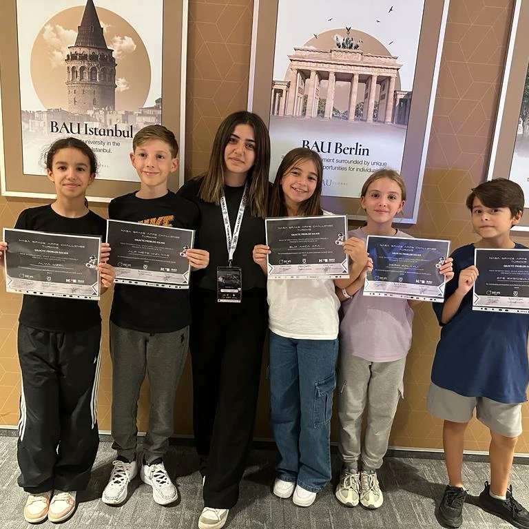 BK_Luleburgaz's tweet photo. Ortaokul öğrencilerimiz,NASA tarafından düzenlenen Space Apps Challenge yarışmasında bizleri temsil ederek gururlandırdılar. 48 saat süren Hackathonda Dünya ve Uzay problemlerine ürettikleri çözümlerini sundular. #nasaspaceappchallenge #bahçeşehirkoleji #lüleburgaz https://t.co/l2bebX0g8R