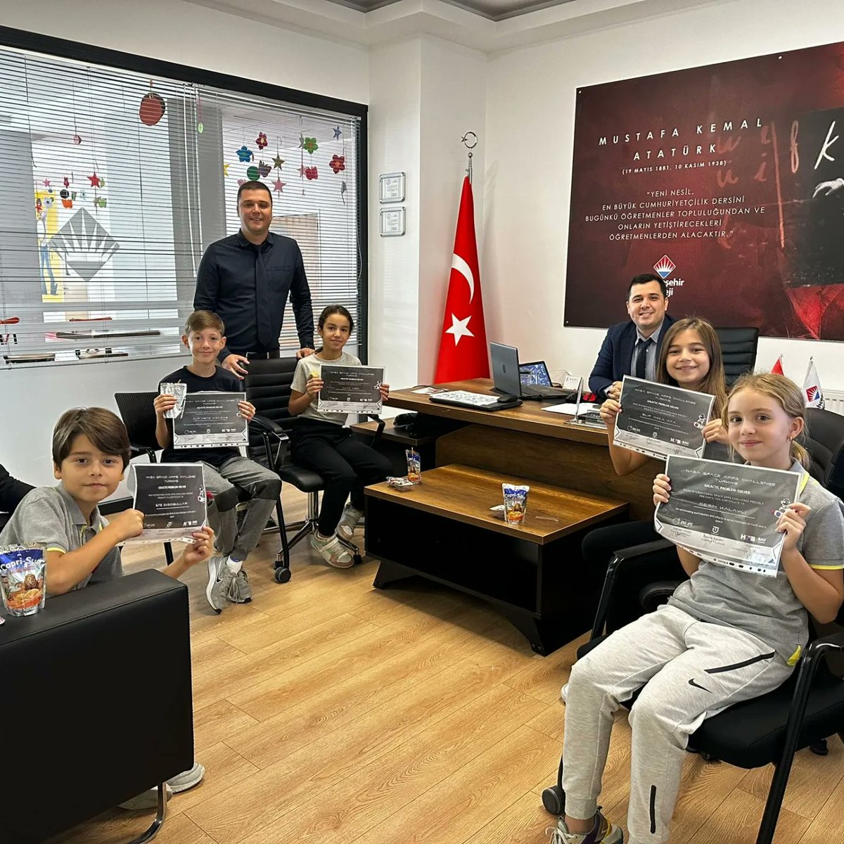 BK_Luleburgaz's tweet photo. Ortaokul öğrencilerimiz,NASA tarafından düzenlenen Space Apps Challenge yarışmasında bizleri temsil ederek gururlandırdılar. 48 saat süren Hackathonda Dünya ve Uzay problemlerine ürettikleri çözümlerini sundular. #nasaspaceappchallenge #bahçeşehirkoleji #lüleburgaz https://t.co/l2bebX0g8R
