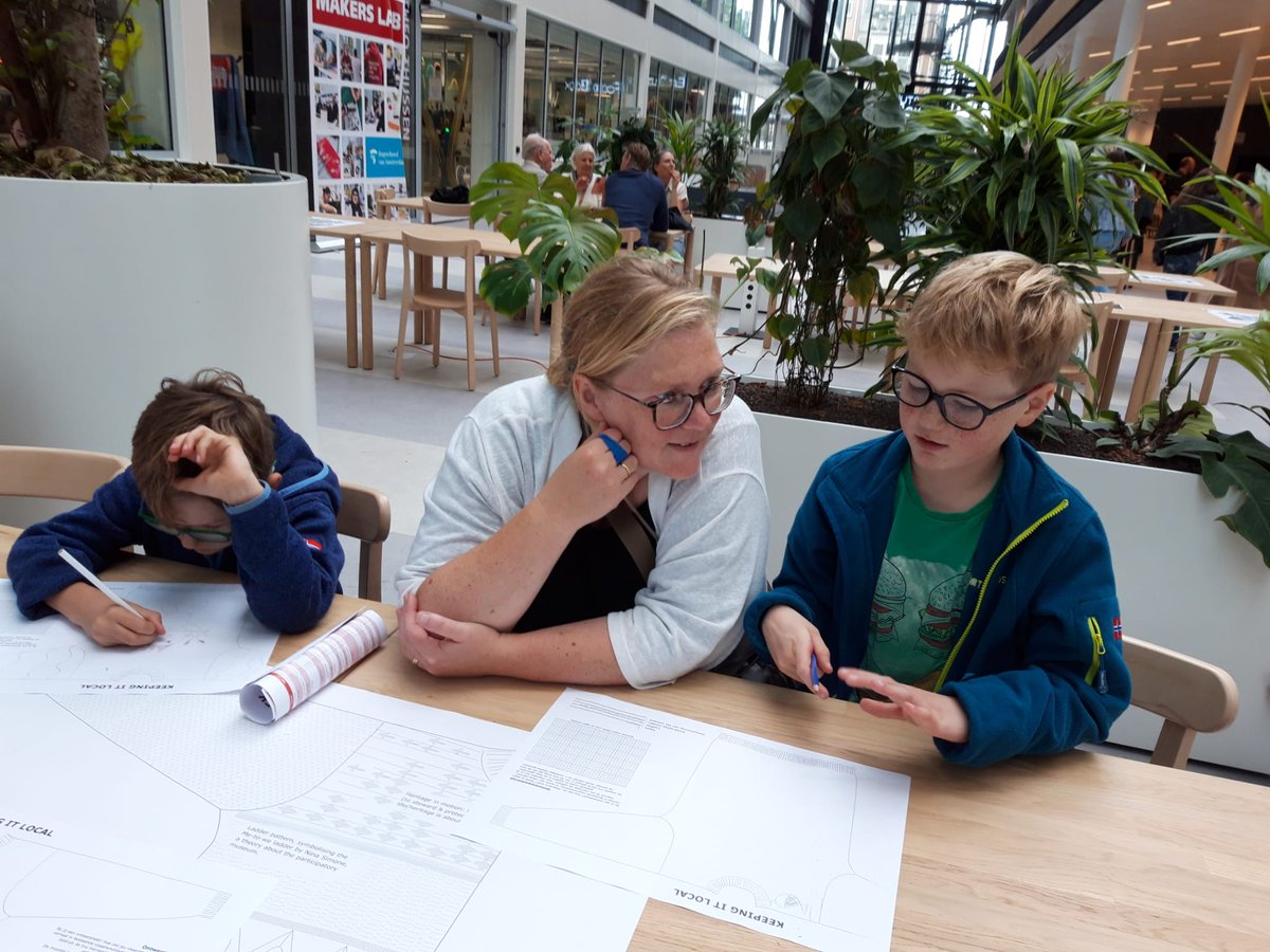 Zaterdag was er veel te beleven in het Jakoba Mulderhuis #WeekendvandeWetenschap! Kinderen deden experimenten en volgden workshops; van robotarm tot VR of 3D-gebreide visserstrui. Een van de hoogtepunten: 'slijm maken' door lerarenopleiding exact🧪✨@hva <a href="/_chavern/">chavern</a> <a href="/REGELSAMMY/">Sanne Koopman-v Dorp</a>