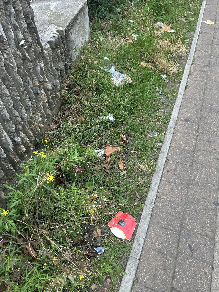 joantinney's tweet photo. @Junipertwo @CPhilpOfficial @JasonForCroydon @sainsburys Rubbish at #onecroydon @sainsburys Near East Croydon station https://t.co/stDIC1mgW9