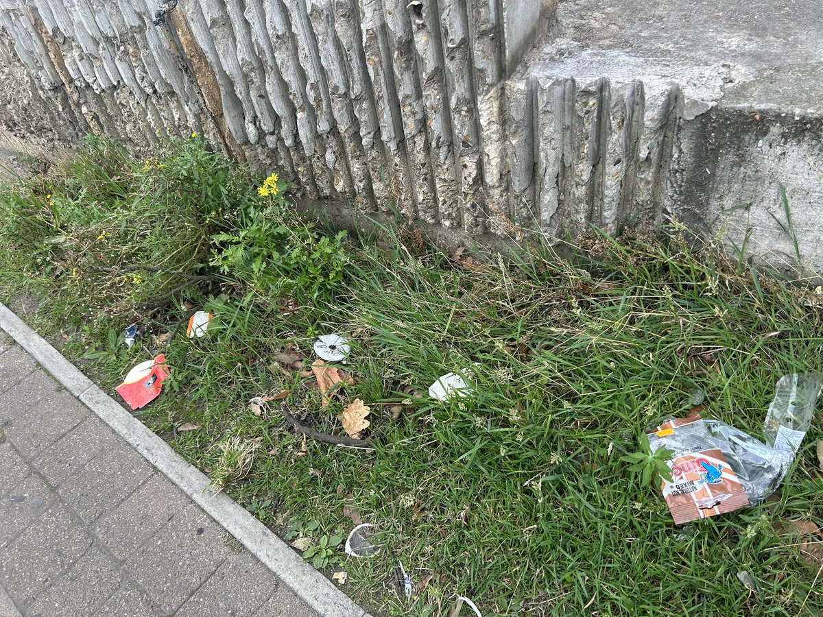 joantinney's tweet photo. @Junipertwo @CPhilpOfficial @JasonForCroydon @sainsburys Rubbish at #onecroydon @sainsburys Near East Croydon station https://t.co/stDIC1mgW9