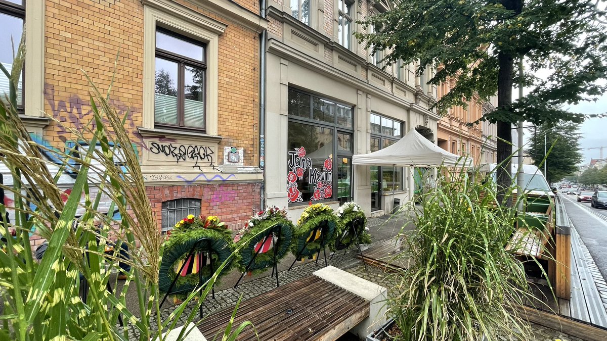 In #Halle (Saale) wird der Opfer des antisemitischen und rechtsextremen #Anschlag|s vor vier Jahren am 9. Oktober gedacht. Mit Glockengeläut, einer Schweigeminute um 12.03 Uhr sowie Kränzen an den Anschlagsorten. Am Abend ist auf dem Markt eine Gedenkveranstaltung geplant.