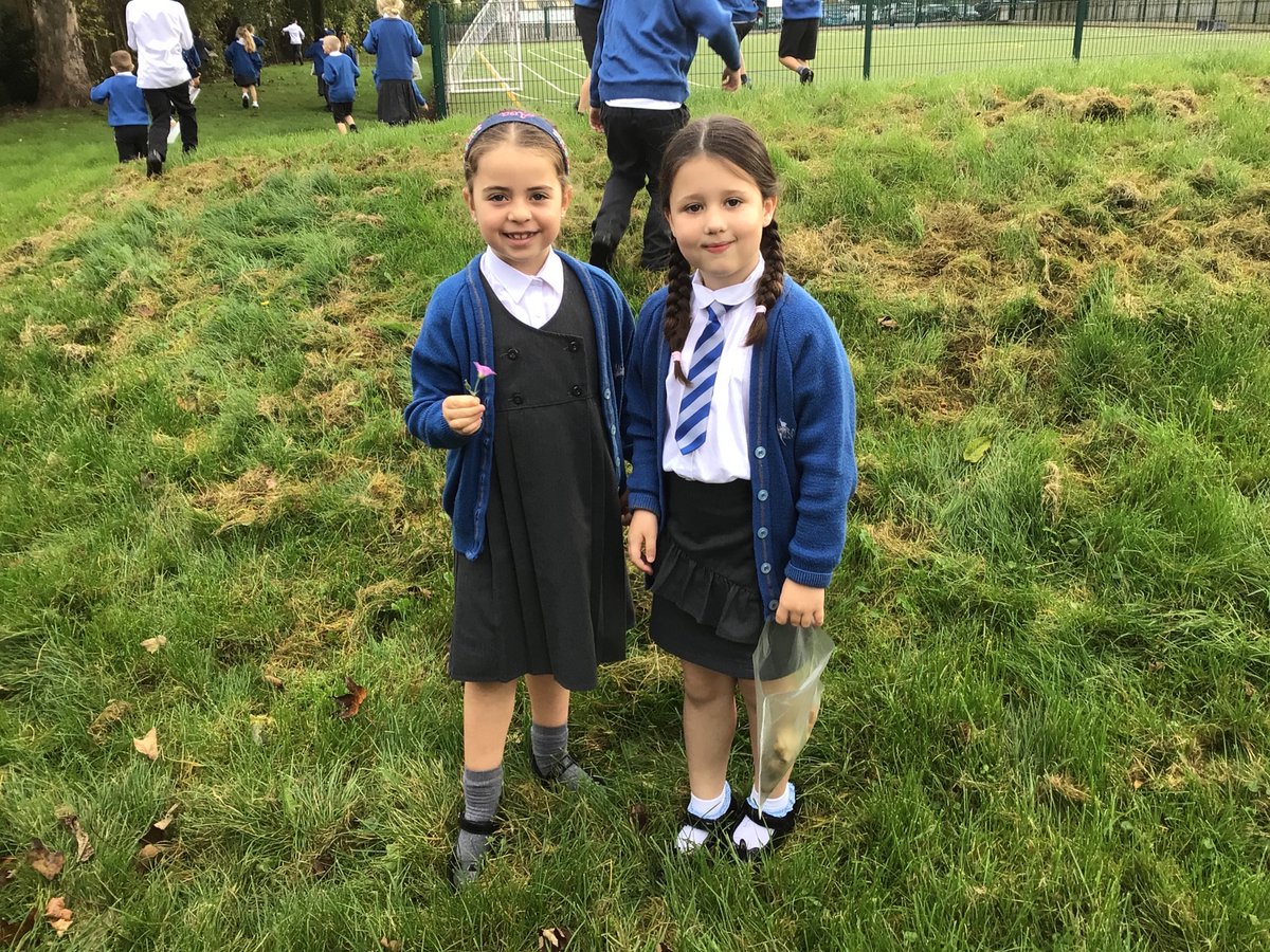Miss Hoskin's English group had a fantastic time on their autumn walk. They collected leaves, conkers and flowers ready to write their autumn poem!