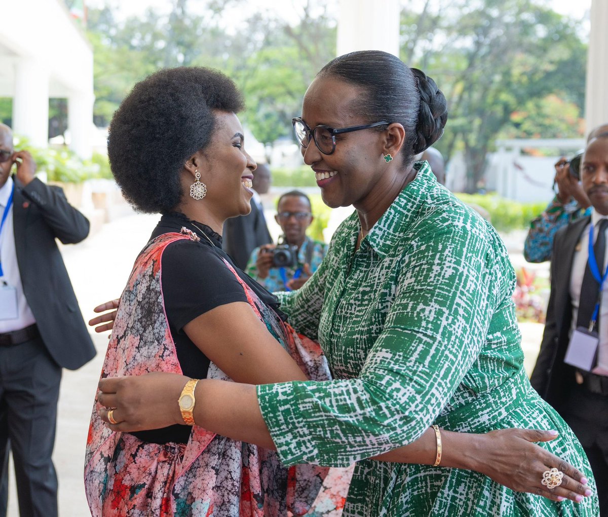 FirstLadyRwanda's tweet photo. Quel accueil chaleureux! 

Ce matin, La Première Dame Jeannette Kagame a participé à la 4e édition du Forum de Haut Niveau des Femmes Leaders à Bujumbura, sur invitation de son homologue, Son Excellence @Burundi1stLady Angeline Ndayishimiye. https://t.co/BAd4e1wiP6