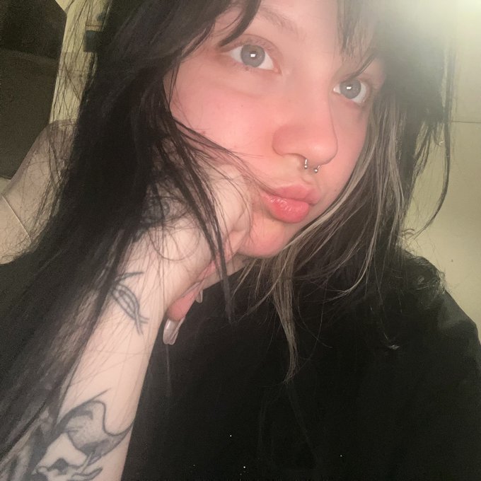 Jo alle reden gerade über Catfish … Digga ich sehe aus wie 12 ohne Makeup aber juckt doch nicht.
Also solange man halt chillt und sagt das mal halt anders aussieht juckt doch garnicht. 

So denkt ihr ein Mensch hat Natürlich Eyeliner oder eine Glitzernde Nase. Chillt doch bitte