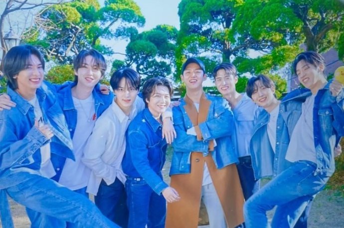 wenhanly's tweet photo. jinho was there when pentagon had their first win
hui was there when pentagon filmed feelin' like mv
hongseok was there when pentagon shot for 2023's season's greetings https://t.co/Tabzt6xuQb