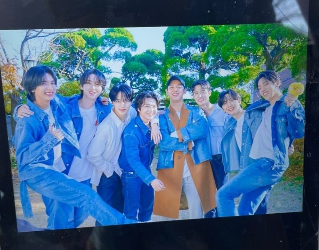 HST0417's tweet photo. This is so cute and so sweet 🥲 He even put on a denim over his coat to match their theme 🥲 https://t.co/8OJXcDFYEb