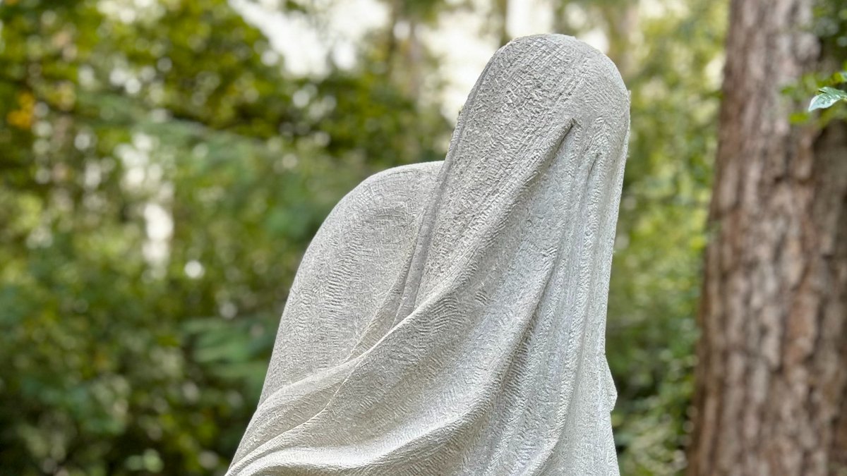 We are delighted with this new, haunting addition to our sculpture trail - Draped Figure by Bobbie Fennick.

This Portland stone carving stands at 165 cm and gives the illusion of fabric, draped over a solitary figure. 
thesculpturepark.com/draped-figure-…

#stone #sculpture #fabric #illusion