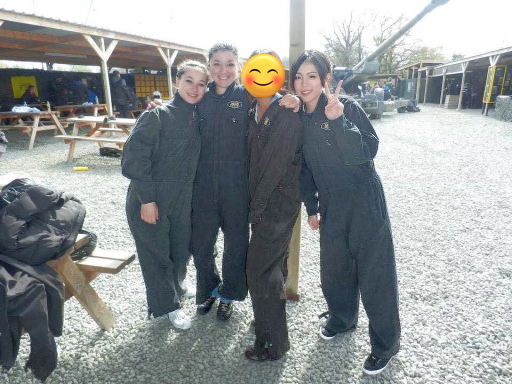 HashimotoKotoe's tweet photo. 言わないでおこうと思いましたが胸が張り裂けそうだから言います。私は2013年の夏、イギリスの大学院で同じ寮のイスラエル人の女の子と友達になり、イスラエルに行きました。その子は私の2つ年上で2年間の兵役を終えてから大学と大学院に進学したため私と同じ学年でした。

大学院にサバイバルゲームのクラブがあり「琴絵、あなたは大和民族であり強そうだから同じチームに入って！」と言われたのが友達になったきっかけでした。

今回、ドイツ人の30才の女性がイスラエル旅行中に敵に捕まり頭を撃ち抜かれ、ほぼ全裸にされご遺体をトラクターの荷台で晒される衝撃的な映像が流れました。

その女性が参加していたレイヴに実は私も参加し、イスラエル人の友達とその彼氏と新しく出来たもう1人の女の子の4人で一晩中踊ったり笑ったりしていました。

まだ若く、私は確かに戦争とは何かを今ほど正確に理解していませんでした。非戦闘員の女性そのものを標的にし、遺体で遊ぶという非人間性がすぐ近くに存在していることを理解していませんでした。

だから、もし時が違えば、あの遺体は私だった可能性があったのです。

確かにイスラエルとパレスチナの問題は、フサイン＝マクマホン協定、サイクス・ピコ協定、バルフォア宣言のイギリス三枚舌外交に始まるとしても、またイスラエルがこれまでしてきたことを踏まえたとしても、イスラエルは他国の女性の遺体で遊ぶようなことはしていません。私はそこに決定的な違いがあると考えています。

この戦争の大義名分はイスラエルにあります。
何故ならば、私たちは猟奇殺人に共感する感性を持ち合わせていないからです。

願わくば、いま銃を取り祖国のため軍務に就く、1人のイスラエル国防軍女性士官の武運長久をお祈りしてくださると嬉しいです。