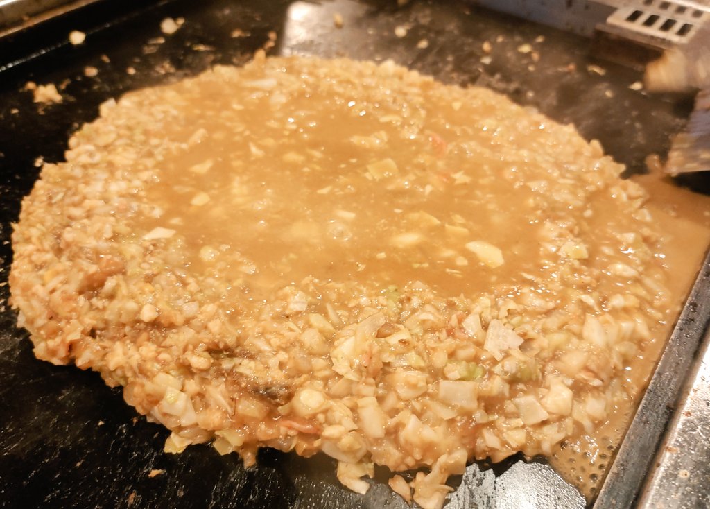 ラフィーネさんが新たに鉄板焼きのお店「秋葉原下町もんじゃ おしかつ」をオープンしたと言う事で久メンと行って来ました‼️🤠  席も埋まってて凄い賑やかな雰囲気✨
もんじゃは祖母から代々伝わる下町の味との事。出汁の味が効いてめっちゃ美味かった😭 #秋葉原おしかつ #秋葉原もんじゃ #ラフィーネ