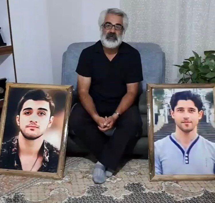 - قراره آقاماشالله کرمی رو ببرند دادگاه
- متهم شده به چه جرمی؟ 
- به جرم «بچه‌ت رو کشتیم، چرا فریاد زدی»؟ 
قاضی جز این چیزی نداره بپرسه!

- ارسالی همراهان

در این روزهای پر از التهاب، خانواده‌های داغدار و زندانیان سیاسی اسیر جمهوری اسلامی را فراموش نکنیم.

#ماشالله_کرمی