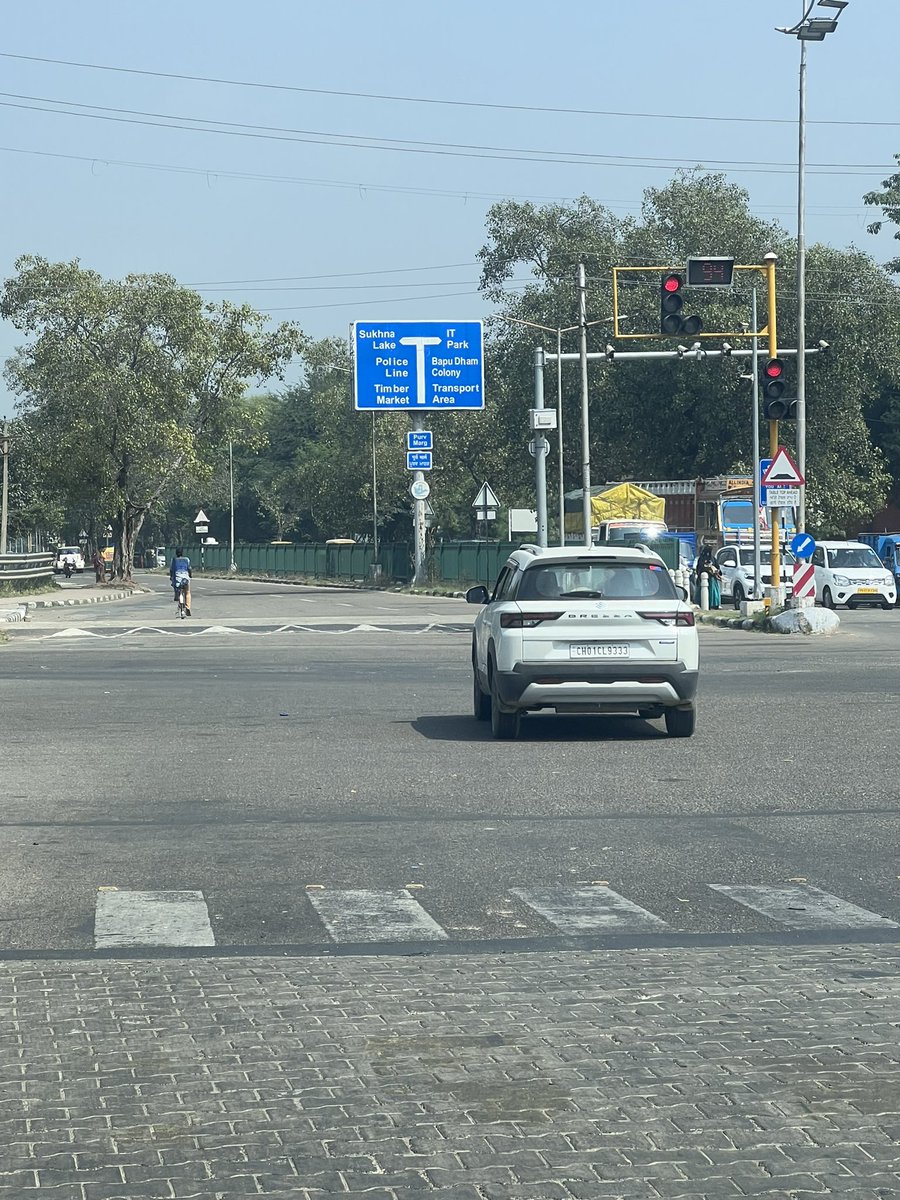 PritipalK's tweet photo. @trafficchd Our motto might be 'We care for you' but we don't 'care'about traffic rules... That too at one of the busiest intersections of the city https://t.co/QdCohc5N7O