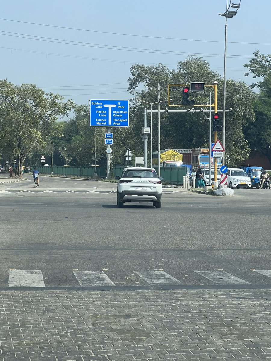 PritipalK's tweet photo. @trafficchd Our motto might be 'We care for you' but we don't 'care'about traffic rules... That too at one of the busiest intersections of the city https://t.co/QdCohc5N7O