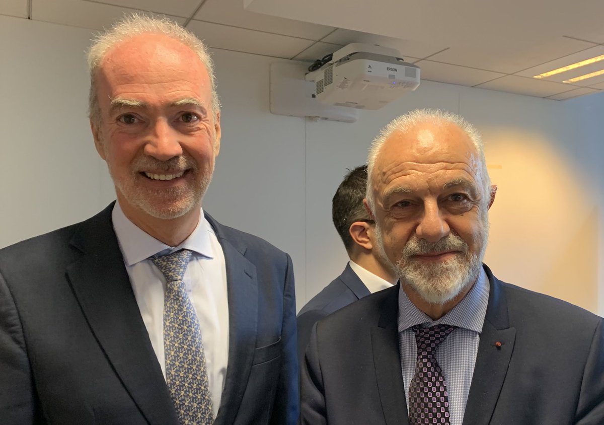 Participation à conférence très intéressante sur la guerre en #Ukraine par <a href="/EdePoncins/">Etienne de Poncins</a> ancien ambassadeur de #France dans ce pays. Organisée par <a href="/ClubAudace/">Club de l'Audace</a> présidé par #ThomasLegrain. Réponses aux questions. Séance de dédicaces « Au cœur de la guerre ».