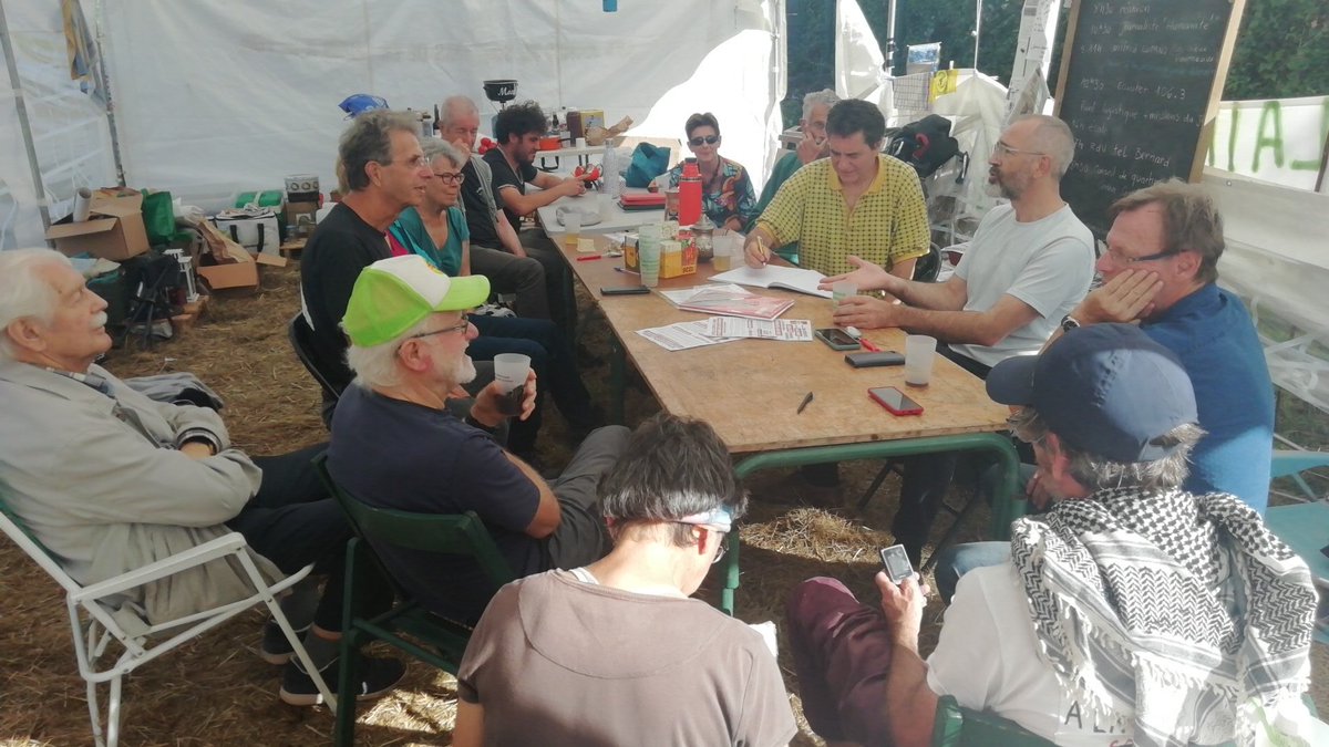 CPTGonesse's tweet photo. Wilfrid Lupano, scénariste des #BD #LesVieuxFoueneaux: "je me suis renseigné sur votre lutte avant de venir vous rencontrer"
"si on les éteint, les Vieux Fourneaux sont condamnés"
#VilliersLeBel #Ziac https://t.co/M6Mqf89J0e