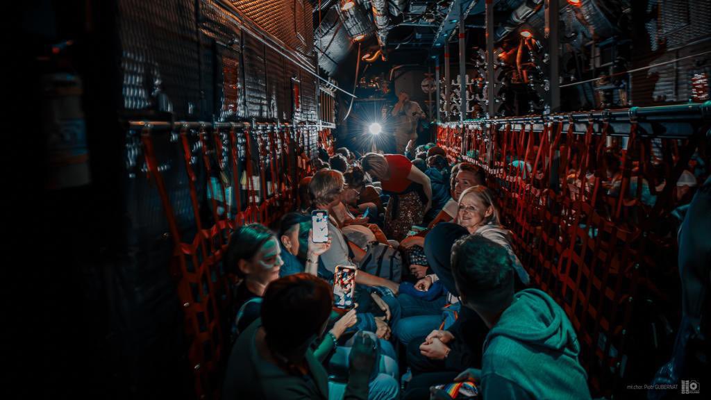 DGeneralneRSZ's tweet image. Nawet nie klasa ekonomiczna tylko standard wojskowy. Dziękujemy wszystkim pasażerom za zdyscyplinowanie i godne znoszenie naszych wojskowych warunków. 

Cieszymy się, że już jesteście bezpieczni i działamy dalej!
#NEON