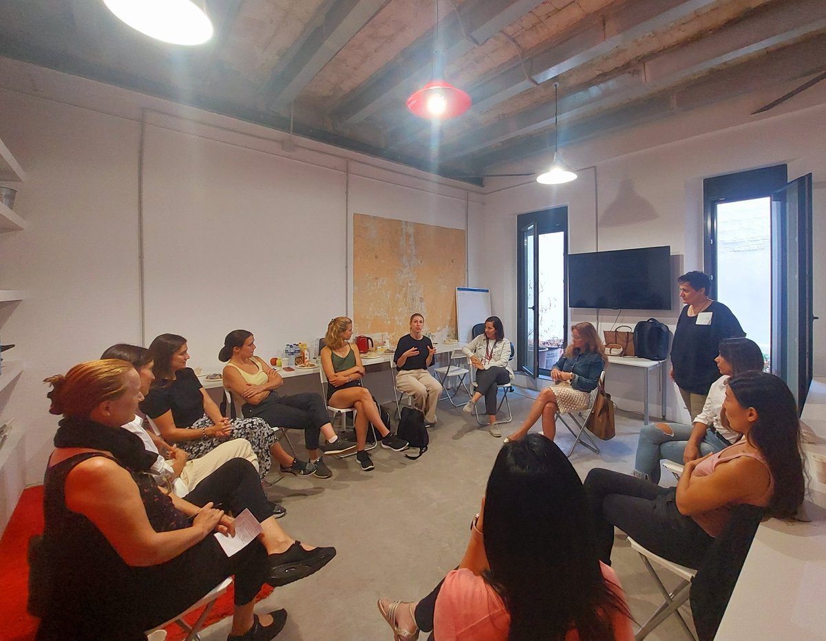 ¡Feliz lunes! Por aquí empezamos con mucha energía y un desayuno Networking de mujeres emprendedoras abierto a todas las mujeres interesadas en participar En nuestra sala de eventos hay cabida para desayunos, cursos, clases. no dudes en escribirnos para obtener más información