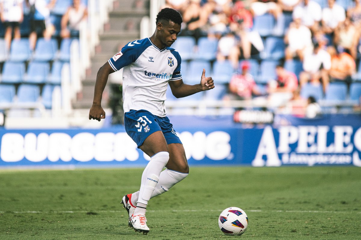 🆕🏟️ DEBUTS EN CASA | El canterano tinerfeño @PabloHdez__ y el joven central @loicwilliams_ jugaron su primer partido en el #HeliodoroRodríguezLópez con el primer equipo del @CDTOficial. Pablo disputó los minutos de descuento, mientras que Loïc fue titular y jugó la 1ª parte.