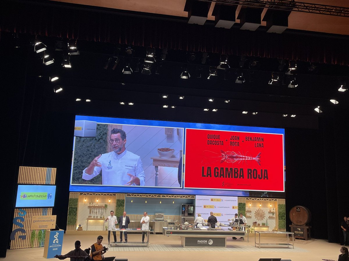 La gamba  roja🦐 se convierte en la Reina de #ssg23 #ssg25aniv con el libro de <a href="/Planeta_Gastro/">Planeta Gastro</a> de <a href="/QiqeDacosta/">Quique Dacosta 🪼🍊</a>, Joan <a href="/CanRocaCeller/">El Celler de Can Roca</a> y Benjamín Lana <a href="/uncomino/">Benjamín Lana</a>. Una obra imprescindible. En el Kursaal se movió el bigote.