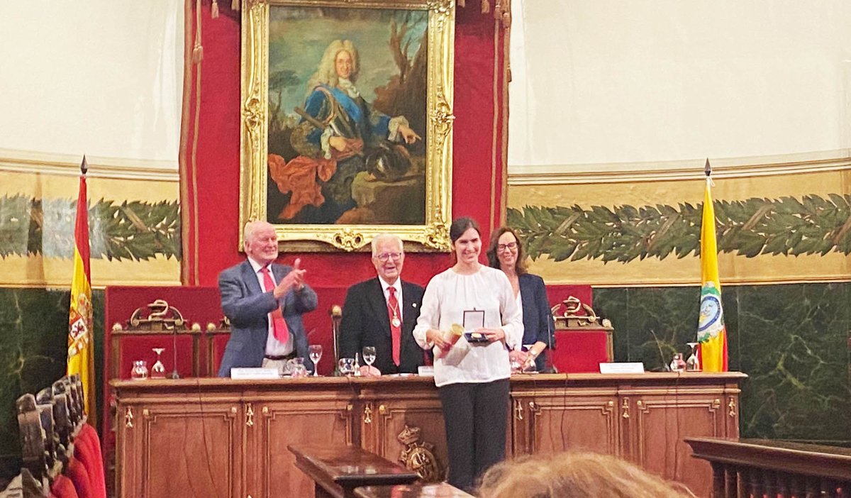 imdeanano's tweet photo. La Dra. Valle Palomo @VPalomo_Lab participa en el Foro "Teófilo Hernando" de la Real Academia Nacional de Medicina @ranm_es.
#foroTH #NanocienciaParaTodos
+info: https://t.co/jY3tyAjIVD https://t.co/0MY7MBtJmR