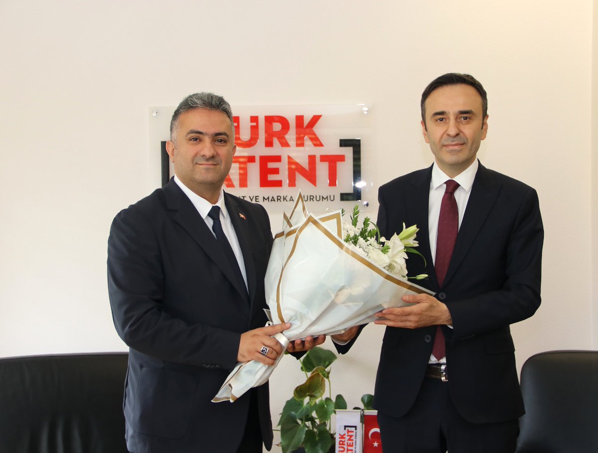 TURKPATENT's tweet photo. TÜRKPATENT'te Devir Teslim

Cumhurbaşkanımız @RTErdogan tarafından, Türk Patent ve Marka Kurumu Başkanı olarak atanan @mzekidurak, düzenlenen törenle görevi Cemil Başpınar'dan devraldı. https://t.co/uKHjWeBViB