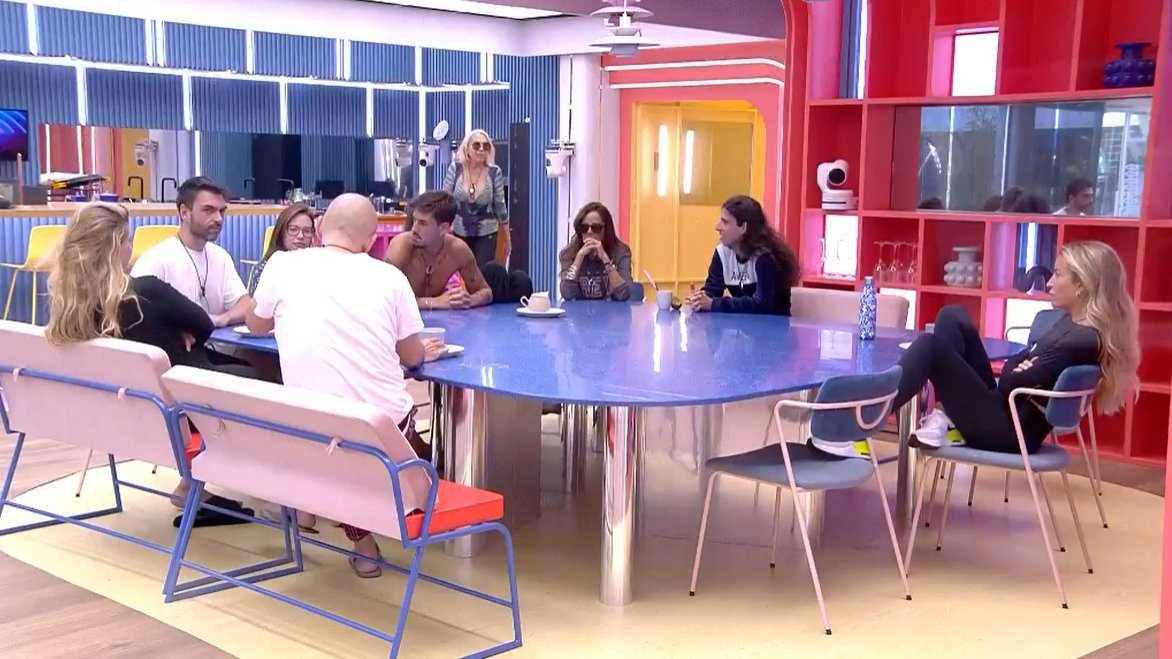 ghoficial's tweet image. Carmen, sobre la cena íntima que ganó Luitingo en #GHVIPDBT4: "Si es íntima es que no estaremos nosotros, pero la gente la va a ver. Si no, sería una hora sin cámaras"

#GHVIP9O 

🔴 mitele.es/directo/gh-vip…