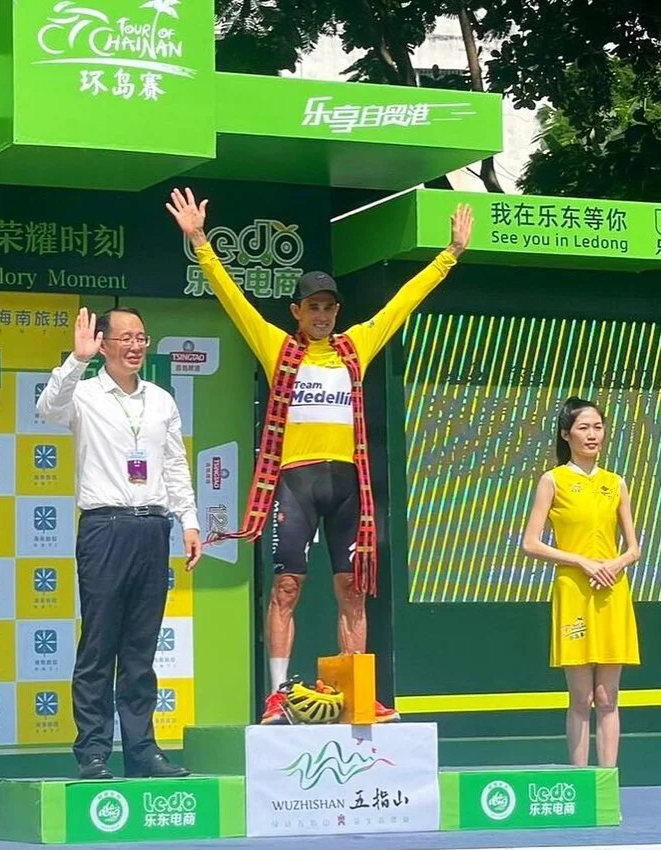 RuedaPedal's tweet photo. ¡Óscar Sevilla consigue ganar el Tour de Hainan a los 47 años! El ciclista español del Team Medellín a sus 47 años se alzó con el título del Tour de Hainan, consolidando su legado como uno de los ciclistas más respetados y exitosos de su generación.😍🏆👍 https://t.co/f3jrArNOup https://t.co/nnYZFEoCyq