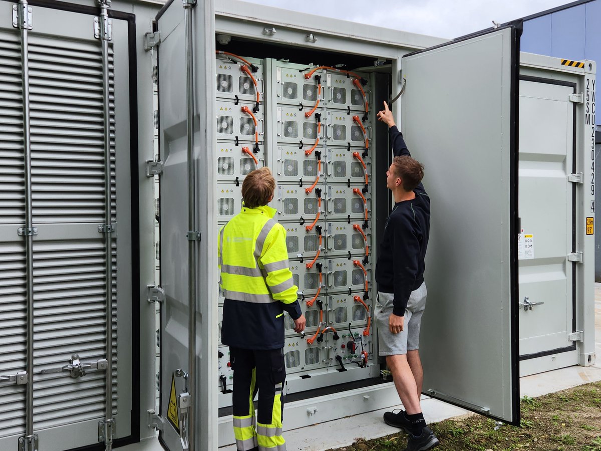 Na het plaatsen van de #batterij en het aansluiten op de #trafo vindt een Site acception Test (SAT) plaats. 
Deze batterij is geplaatst in #Bleiswijk en bevat 2MW aan #vermogen en 2200kWh aan #capaciteit. De batterij zal zowel de FCR als Onbalans gaan doen. POWERWATT BV