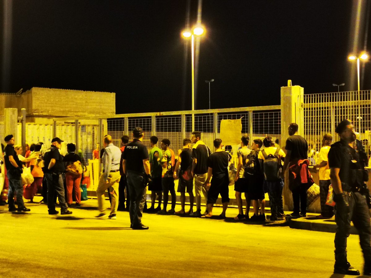 MeltingPotEU's tweet photo. Non convalida dei trattenimenti nel CPRI di #Pozzallo: rilasciati 6 richiedenti asilo tunisini
Altri provvedimenti del tribunale #Catania: non convalidano la detenzione perché ritengono illegittime parti del #DLCutro e la #Tunisia paese non sicuro
⚖️https://t.co/vttiT81CUY https://t.co/jDvQcY2G4b