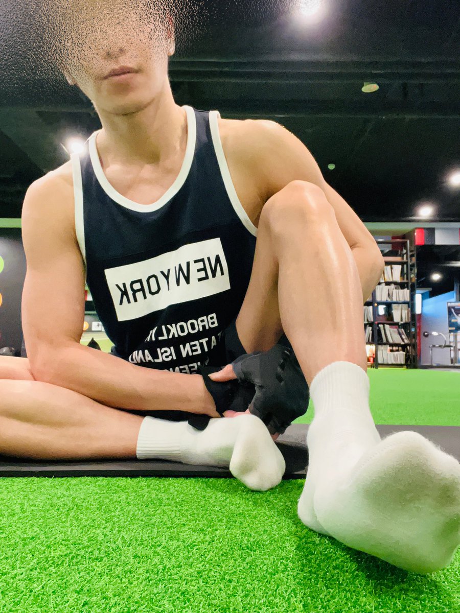 上週約好今天要見面的弟弟
放我鴿子了🐦😅

幫他養5天的襪也白養了
有誰要的直接留言告訴我
免費送原味襪給你（付運費60就好

我腳US9 
這雙萊卡材質有彈性很好穿

我玩推特 是交友 不是要營利
但就是收到後 要告訴我你的心得～